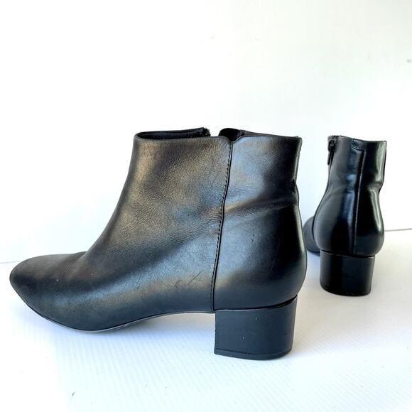 CLARKS Leather Ankle Booties Size 7.5 Round Toe Preppy Equestrian Academia Fall - Picture 1 of 11